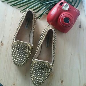 STEVE MADDEN- STUDLLY GOLD FLATS